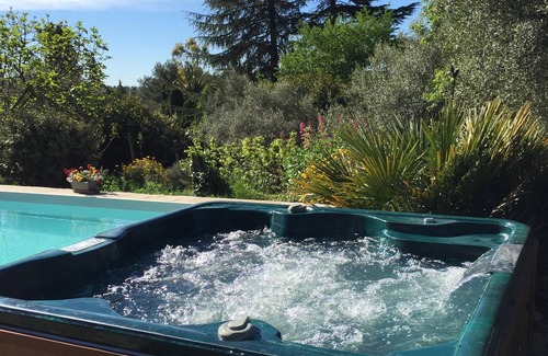 Tourrettes-sur-Loup Cottage | Apartment in villa with garden and flowers