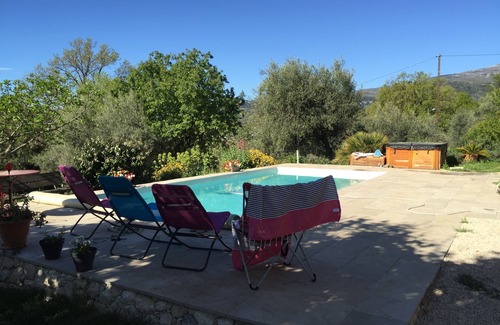 Tourrettes-sur-Loup Cottage | Apartment in villa with garden and flowers