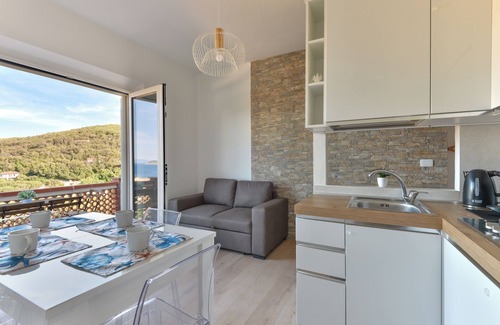 Cavo Apartment | Apartment 'Il Gioiello Del Mare' with Sea View, Wi-Fi and Air Conditioning