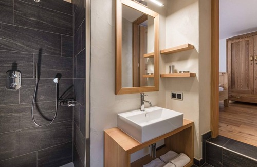 Sand in Taufers House | Apartment In A Hotel 'Mair Zu Hof Fürst 6' with Mountain View, Shared Garden and Wi-Fi
