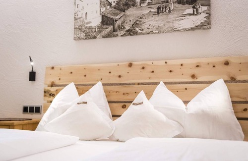 Sand in Taufers House | Apartment In A Hotel 'Mair Zu Hof Fürst 7' with Mountain View, Private Terrace and Wi-Fi