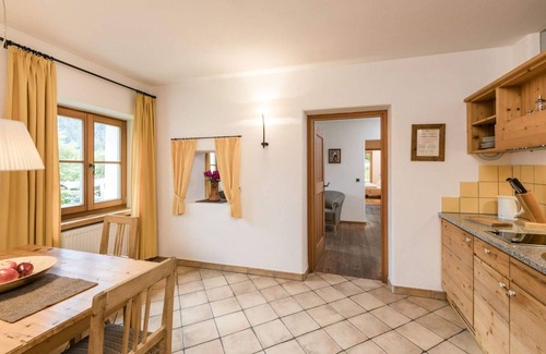 Sand in Taufers House | Apartment In A Hotel 'Mair Zu Hof Fürst 7' with Mountain View, Private Terrace and Wi-Fi