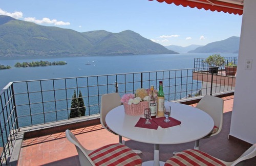 Porto Ronco Apartment | Apartment in an elevated position with magnificent panoramic views of the Brissago Islands
