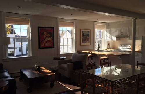 Hudson Apartment | Apartment In Historic 1785 Thomas Jenkins House