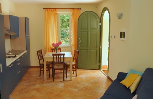 Crone Apartment | Apartment in Idro with Pool and Garden
