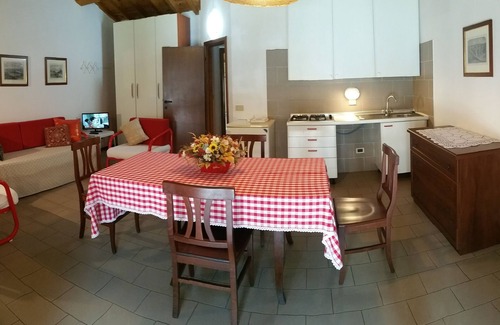 Casale Marittimo Apartment | Apartment in a country house on a hill overlooking the sea with a large park and swimming pool