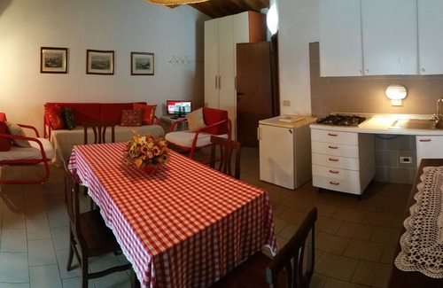 Casale Marittimo Apartment | Apartment in a country house on a hill overlooking the sea with a large park and swimming pool