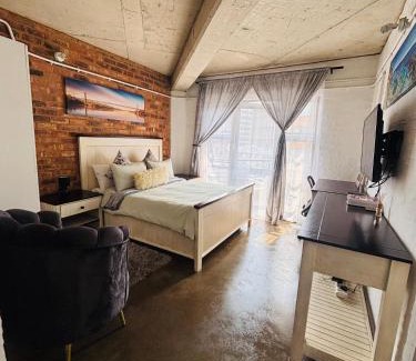 Downtown Johannesburg Apartment | Apartment in Maboneng Work and chill space