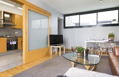 Sant Gervasi Apartment | Apartment in Sarrià Pedralbes w/Balcony for 6