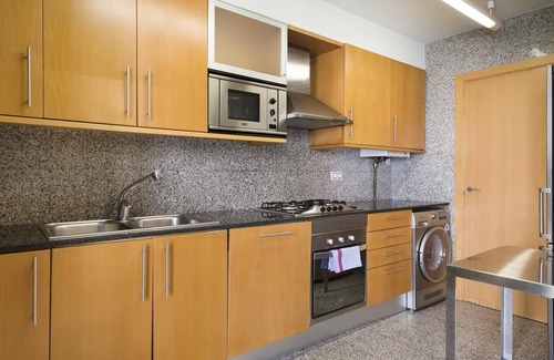 Sant Gervasi Apartment | Apartment in Sarrià Pedralbes w/Balcony for 6