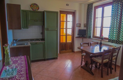 Pomaia Apartment | Apartment in terraced house with terrace and panoramic view, 5 people