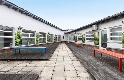 Gross Glienicke Apartment | Apartment in the Hotel 'Albrechtshof Premium Room 1' with Shared Terrace and Wi-Fi