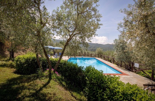 Pieve di Chio House | Apartment in villa with A/C, pool, WIFI, pets allowed, panoramic view, parking, close to Cortona