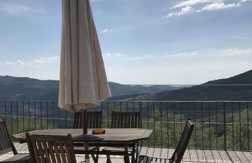 Villa Viani Apartment | Apartment in villa in countryside with pool, sea at 15km