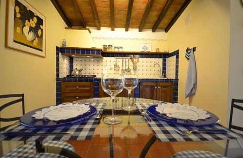 Il Borgo Villa | Apartment in villa with A/C, hot tub, WIFI, pool, TV, panoramic view, parking, close to Cortona