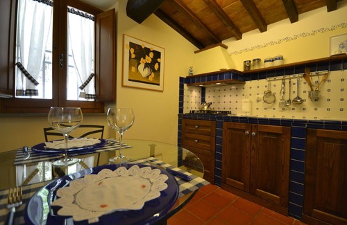 Il Borgo Villa | Apartment in villa with A/C, hot tub, WIFI, pool, TV, panoramic view, parking, close to Cortona