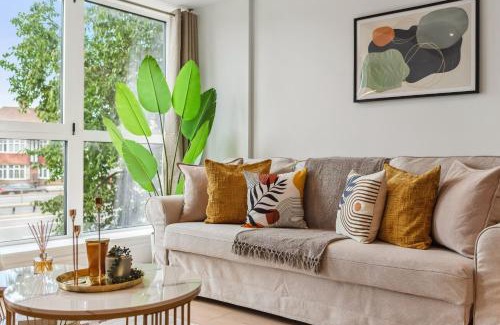 Coombe Hill Apartment | Apartment in Wimbledon with Cinema, Gym, Game Room! Upto 30 Percent OFF