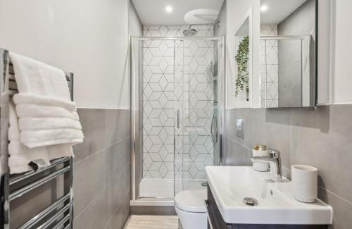 Coombe Hill Apartment | Apartment in Wimbledon with Cinema, Gym, Game Room! Upto 30 Percent OFF