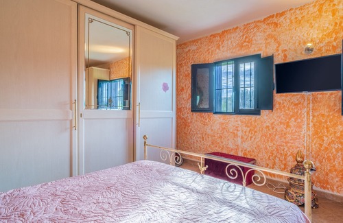 Lentini Apartment | Apartment "Indipendente Lentini" with Mountain View, Garden & Wi-Fi