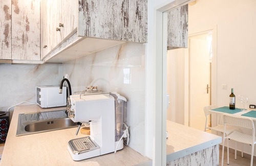 Tourlos Apartment | Apartment 'Irene's Studio' with Shared Pool, Wi-Fi and Air Conditioning
