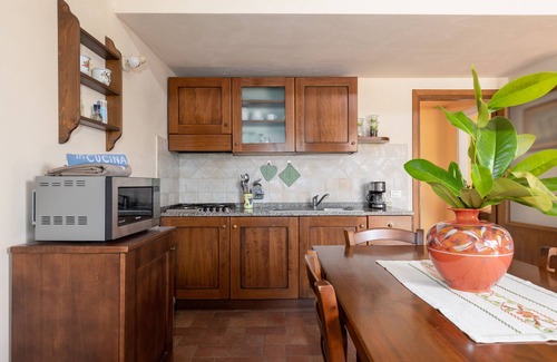 Magliano House | Apartment 'Vernaccia Country House - Agriturismo' with Pool, Garden & Wi-Fi