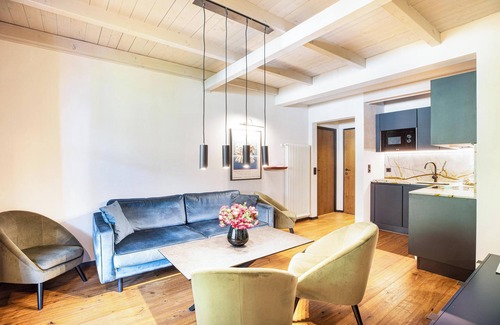 Kurtatsch an der Weinstraße Apartment | Apartment "Kraidlhof Designapartment Veronika" with Mountain View, Shared Pool and Wi-Fi