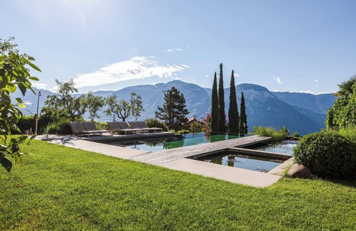 Kurtatsch an der Weinstraße Apartment | Apartment "Kraidlhof Designapartment Veronika" with Mountain View, Shared Pool and Wi-Fi