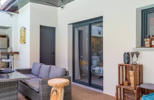 Treilles Apartment | Apartment 'L'occitane' with Shared Terrace, Shared Garden and Wi-Fi