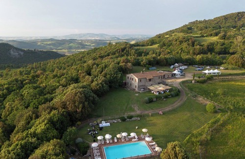 Pomarance Apartment | Apartment 'La Casa' with Shared Pool, Private Garden and Wi-Fi