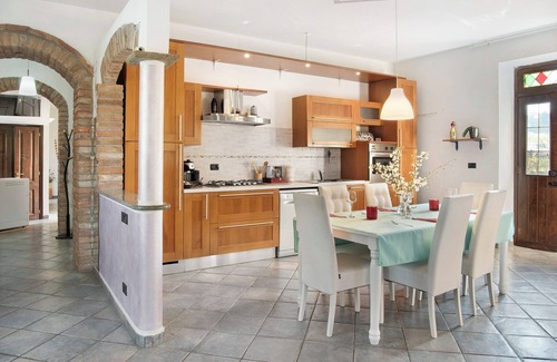 Castell'Alfero Apartment | Apartment 'La Dolce Vita' with Private Garden, Private Pool and Wi-Fi