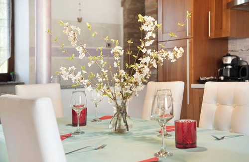 Castell'Alfero Apartment | Apartment 'La Dolce Vita' with Private Garden, Private Pool and Wi-Fi