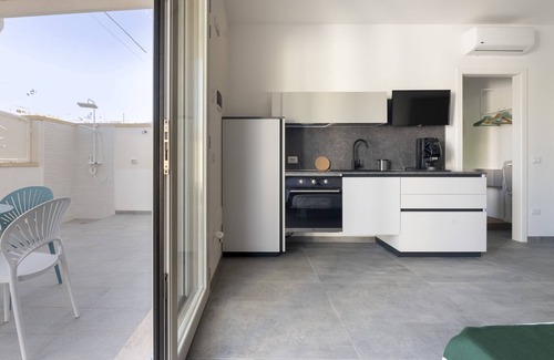 Torre dell'Orso Apartment | Apartment 'La Poesia' with Private Terrace, Wi-Fi and Air Conditioning