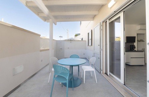 Torre dell'Orso Apartment | Apartment 'La Poesia' with Private Terrace, Wi-Fi and Air Conditioning