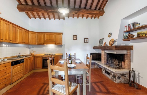 Serre di Rapolano Apartment | Apartment 'La Spiga' with Shared Pool, Shared Terrace and Wi-Fi