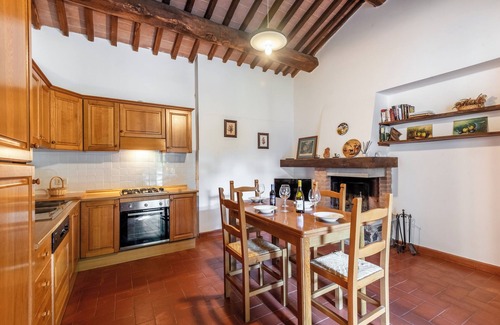 Serre di Rapolano Apartment | Apartment 'La Spiga' with Shared Pool, Shared Terrace and Wi-Fi