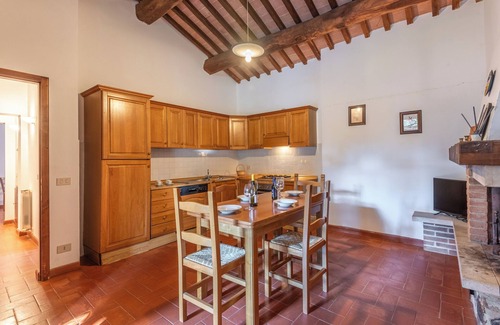 Serre di Rapolano Apartment | Apartment 'La Spiga' with Shared Pool, Shared Terrace and Wi-Fi