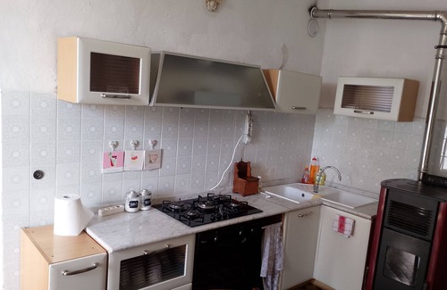 Compiano Apartment | Apartment 'La Vista Sul Castello' with Mountain View, Wi-Fi and Air Conditioning