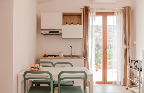 Montallegro Apartment | Apartment 'Le 3 Rose - Tea' with Lake View, Wi-Fi and Air Conditioning