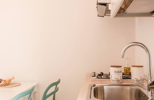Montallegro Apartment | Apartment 'Le 3 Rose - Tea' with Lake View, Wi-Fi and Air Conditioning