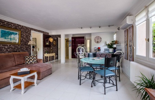 Peymeinade Apartment | Apartment 'Le Mas Des Pins' with Mountain View, Wi-Fi and Air Conditioning