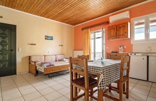 Frinion Apartment | Apartment "Lefkothea 1" with Sea View, Balcony & Wi-Fi