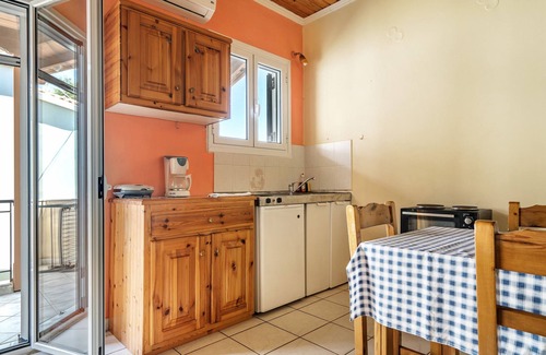 Frinion Apartment | Apartment "Lefkothea 1" with Sea View, Balcony & Wi-Fi