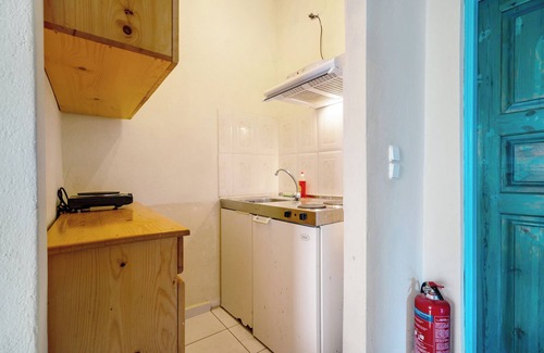 Frinion Apartment | Apartment "Lefkothea 5" with Sea View, Balcony & Wi-Fi