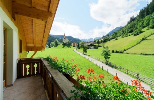 Racines Apartment | Apartment 'Leite' with Mountain View, Shared Garden and Wi-Fi