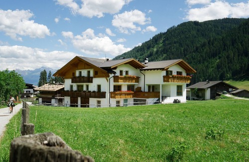 Racines Apartment | Apartment 'Leite' with Mountain View, Shared Garden and Wi-Fi