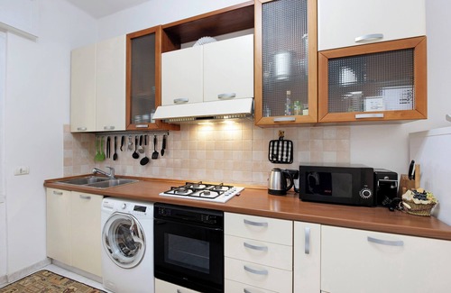 Sestri Ponente Apartment | Apartment 'Leo Genova Aeroporto' with Wi-Fi