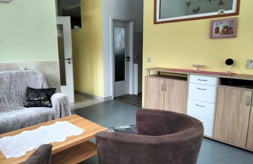 Suhl Apartment | Apartment 'Linde' with Shared Garden and Wi-Fi