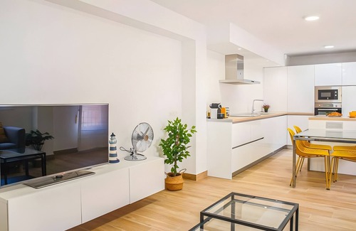 Almeria Centro Apartment | Apartment 'Magnifico Apto Pleno Centro Almeria' with Balcony, Wi-Fi and Air Conditioning