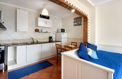 Barra Apartment | Apartment 'Manny's Place - By The Sea' with Balcony and Wi-Fi