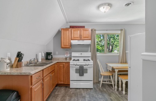 North Tonawanda Apartment | Apartment near Water front. 20 minutes from Niagara Falls/Buffalo.